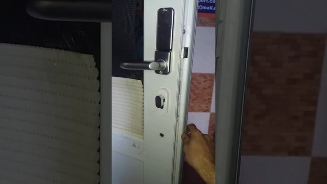 Кодовый механический замок на пластиковую дверь.