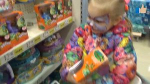 Девочка выбирает кучу НОВЫХ ИГРУШЕК !!! Много игрушек для детей !!! Магазин игрушек