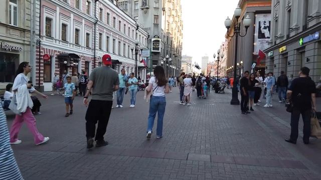 Старый Арбат Москва 13 06 2021 Классный музыкант Поэт Стена ЦОЯ Элитный район смотреть онлайн