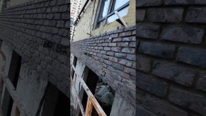 Кирпичная кладка. Облицовка вентилированного фасада многоэтажного дома.