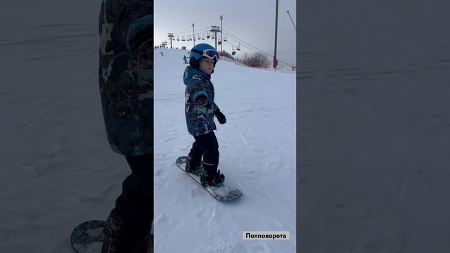 Дети сноубордисты. Илья, 5 лет. Полповорота #сноуборд #snowboarding смотреть онлайн
