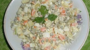 Овощной салат с зеленым горошком и яйцом