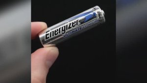 Вот почему не надо разбирать батарейку