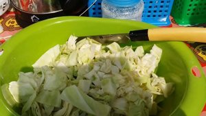 Готовлю тушёную картошку с капустой и свининой.