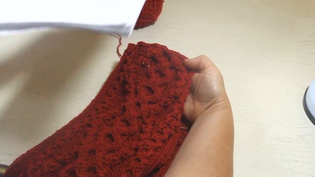 Удлиненный жилет с ажурным воротником