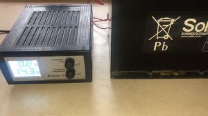 Зарядное устройство для автомобильного аккумулятора вымпел 57 . Заряжаю аккумулятор Solite .Часть 2