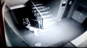 В Тольятти грабитель, заваливший бабушку в подъезде, попал на камеру
