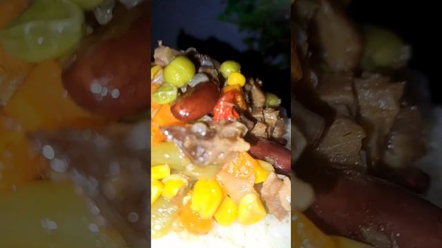 Мексиканская смесь с мясом на гарнир рис. Смесь с мясом тушим до готовности,рис отвариваем,приятног