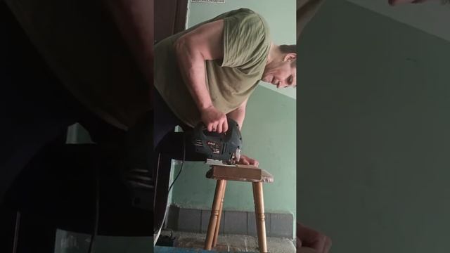 Пилю деревянную доску толщиной 4 см лобзиком, это нелегко. 15 мая 2022