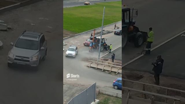Трактор дыры делает для люков #Shorts #трактор #тракторист #тракторы #трактора