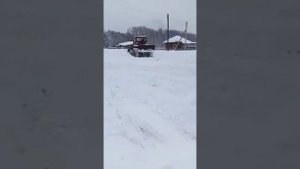 ДТ-75 на колесах толкаем снег