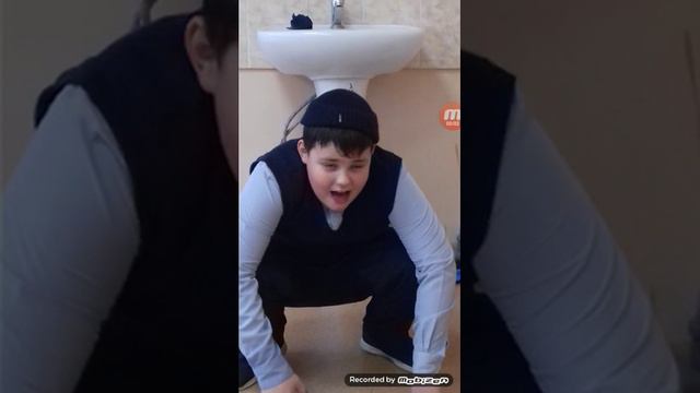 Гопник какает😂😂😉😂😂😂😂😂