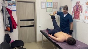 У парня боль в шее и пояснице