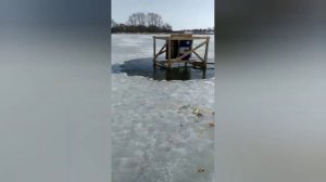 Как спасти рыбу зимой. Такого Вы ещё не видели..