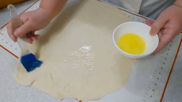 Лепёшка с луком на сковороде. Турецкая слоеная лепешка.