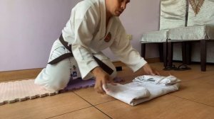 Como doblar el Karate Gi