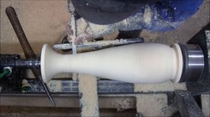 Изготовление вазы на токарном по дереву. Материал сосна.