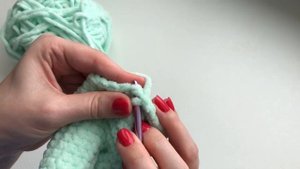 Незаметные убавки из плюшевой пряжи