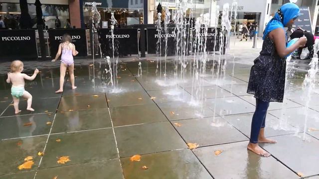 Девочки в фонтане смотреть онлайн