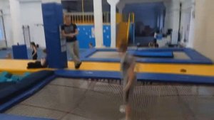 Как делать сальто на батуте