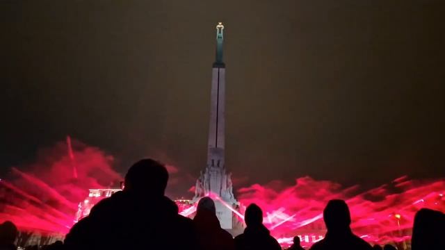 Лазерное шоу в Рига (Статуя свободы 18.11.23) смотреть онлайн