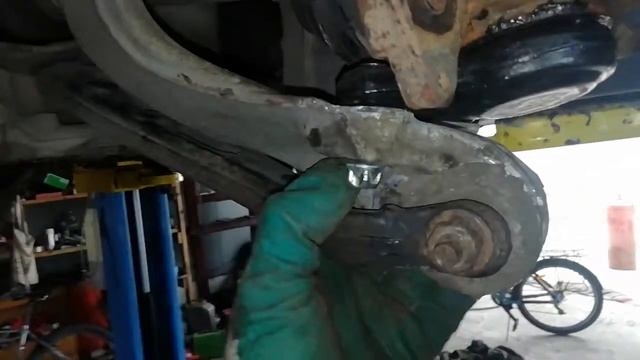 Замена шаровой опоры Peugeot 407 смотреть онлайн