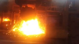 Заливка чугуна в Мартеновскую печь.