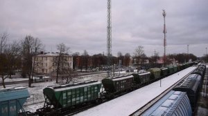 Тепловоз 2ТЭ116-557 с грузовым поездом прибывает на станцию Нарва