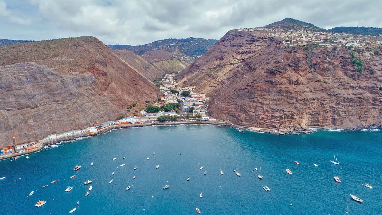 Удалённый остров посреди океана с тысячами жителей и самым бесполезным аэропортом в мире! смотреть онлайн