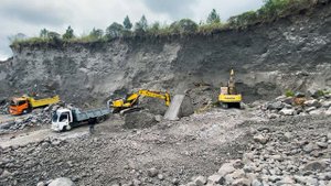 Строительство песчаный карьер работают экскаваторы