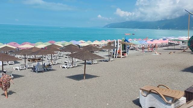 И снова репортаж с брегов Чëрного моря. Гагра, Абхазия, краткий обзор цен на пляже. 02.07.2022. смотреть онлайн