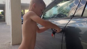 как открыть машину skoda Octavia если закончилась батарейка в ключе.