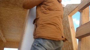 Поднимаю сип  панели на потолок второго этажа