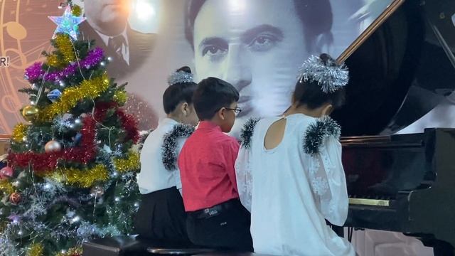 М.Шмитц "Старая карусель в Париже" для фортепиано в 6 рук/ M. Schmitz-- Old Carousel piano 6 hands смотреть онлайн