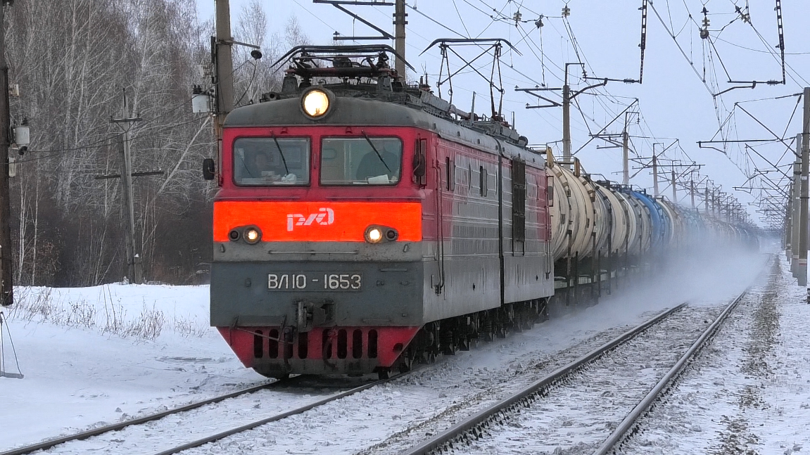 ВЛ10-1653 с грузовым поездом и приветливой бригадой следует через о.п. 195 км смотреть онлайн