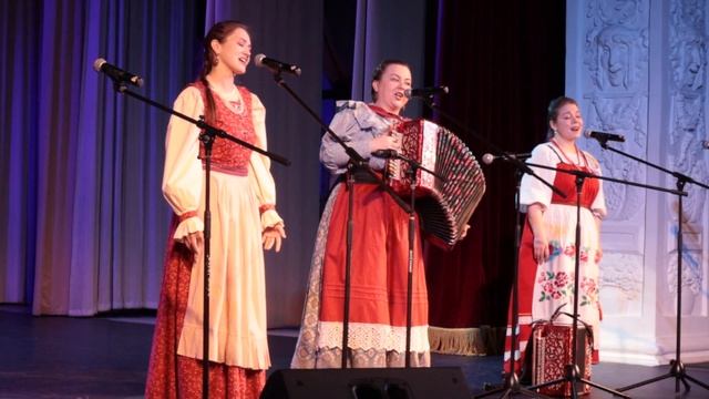 Вот кто-то с горочки спустился - в исполнении трио ПТАШИЦА смотреть онлайн