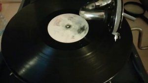 Винил на патефоне.