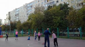 Игра "Разведчики и часовые". Успеет ли девочка утащить пакет?