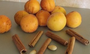 Ликер Абрикос с Карицей.