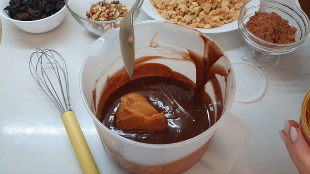 Кондитерская колбаска с домашним печеньем! Плюс там вареная сгущенка, шоколад, орешки и чернослив