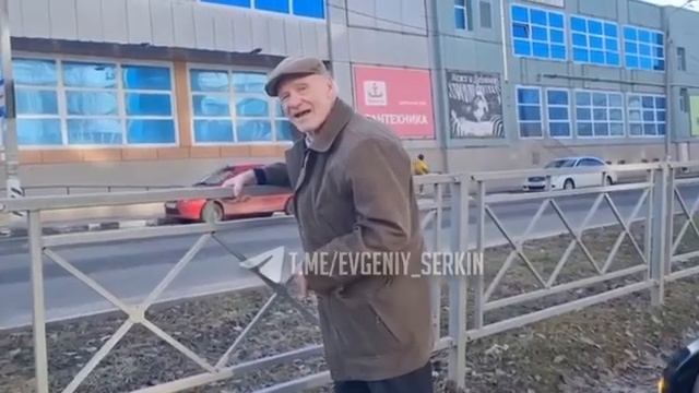 Автомобилисты уговорили старичка не перелезать через дорожное ограждение в Обнинске смотреть онлайн