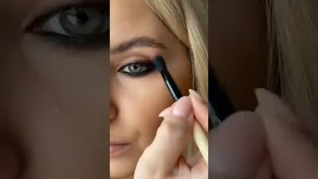 Новогодний экспресс-макияж с акцентом на глаза