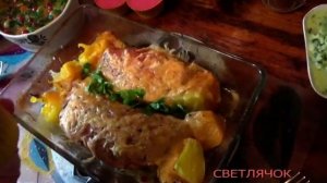 Мы в гостях. Вкусная еда приготовлена для нас.