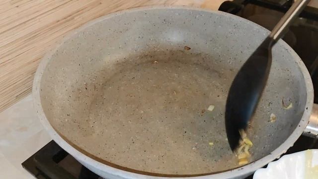 САМАЯ ВКУСНАЯ И НЕЖНАЯ КУРИНАЯ ПЕЧЕНЬ С ЛУКОМ.