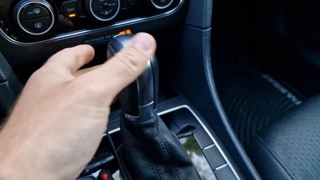 Автоматическое опускание зеркала при движении задним ходом. Скрытые функции Volkswagen! смотреть онлайн