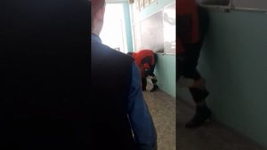 Сумасшедшие дети дерутся на глазах у училки