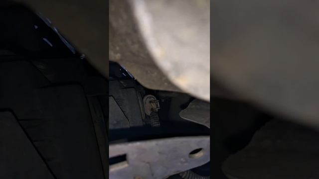 замена лампочки противотуманки на Субару Форестер 2006 г смотреть онлайн