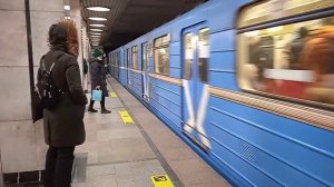 Метро поезд 81-717-714.5 Номерной прибывает на станции Речной вокзал