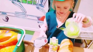 Играем в магазин Супермаркет для детей  Город профессий  Дарина продавец