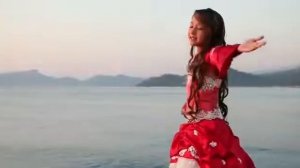 Девочка поёт по Башкирском языке и на русском.